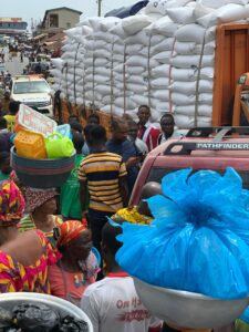 A truck full of goods run over people and 4 cars in Suhum