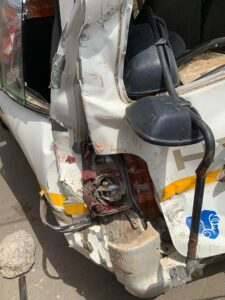 A truck full of goods run over people and 4 cars in Suhum